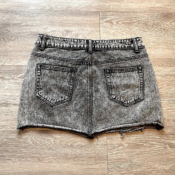 DOLLS KILL โข CURRENT MOOD (NWOT) โข Grey Acid-Washed Denim Mini Skirt โข Medium - Picture 14 of 15